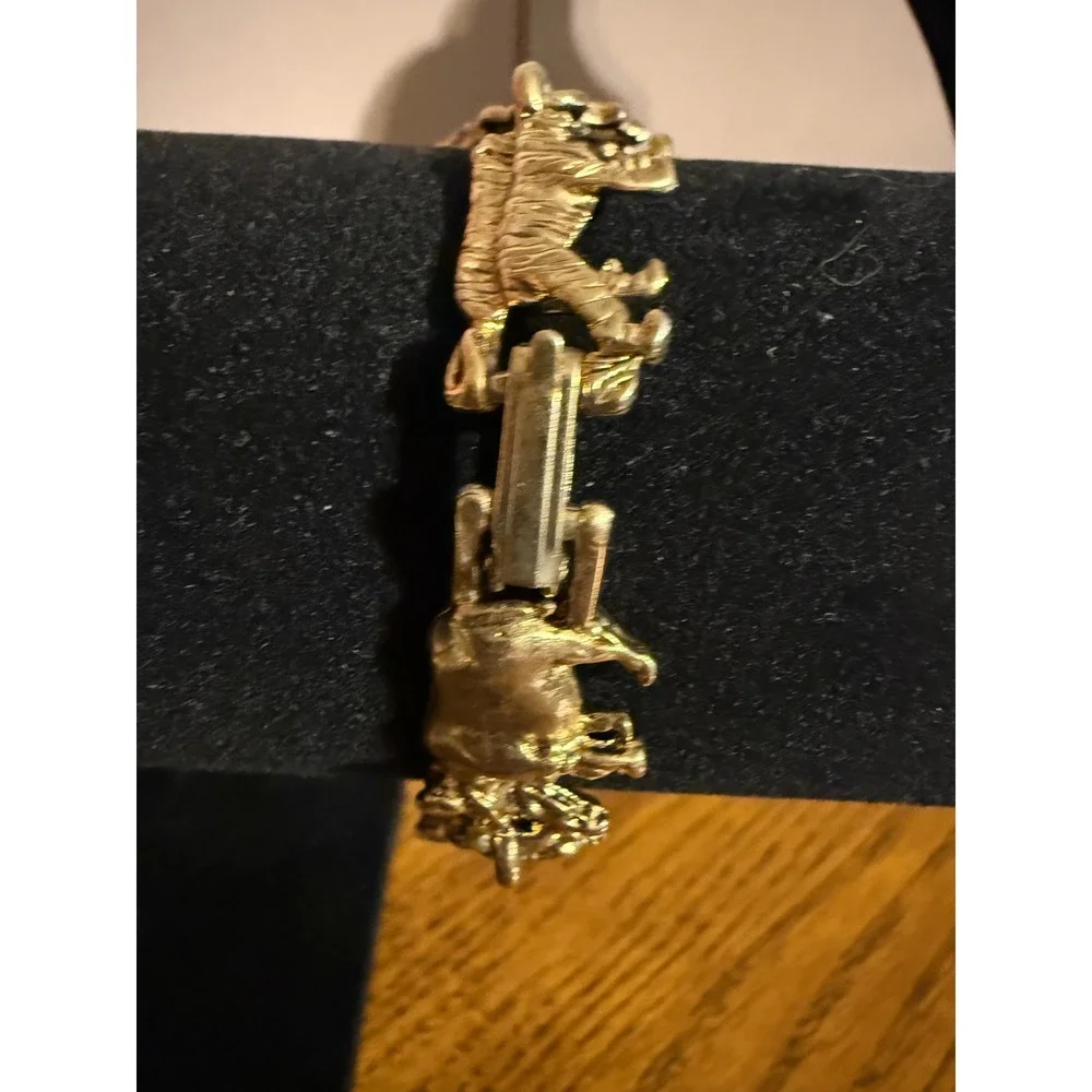 Vintage Noahs Ark Animal Link Bracelet Gold Tone Elephant Giraffe Religious